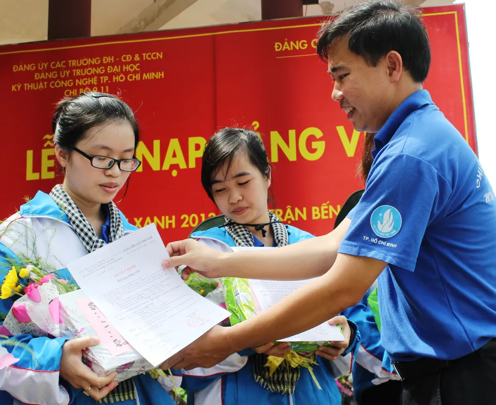 Lãnh đạo Thành đoàn TPHCM trao quyết định kết nạp Đảng cho các chiến sĩ Mùa hè xanh Trường Đại học Kỹ thuật Công nghệ TPHCM được kết nạp Đảng tại tỉnh Bến Tre sáng 27-7.
